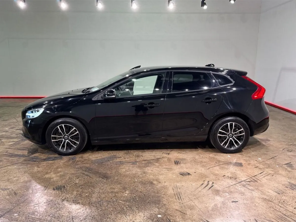 Volvo V40 1.5 AUTOMATIC - FACTORY ALLOYS - CRUISE - Image 6