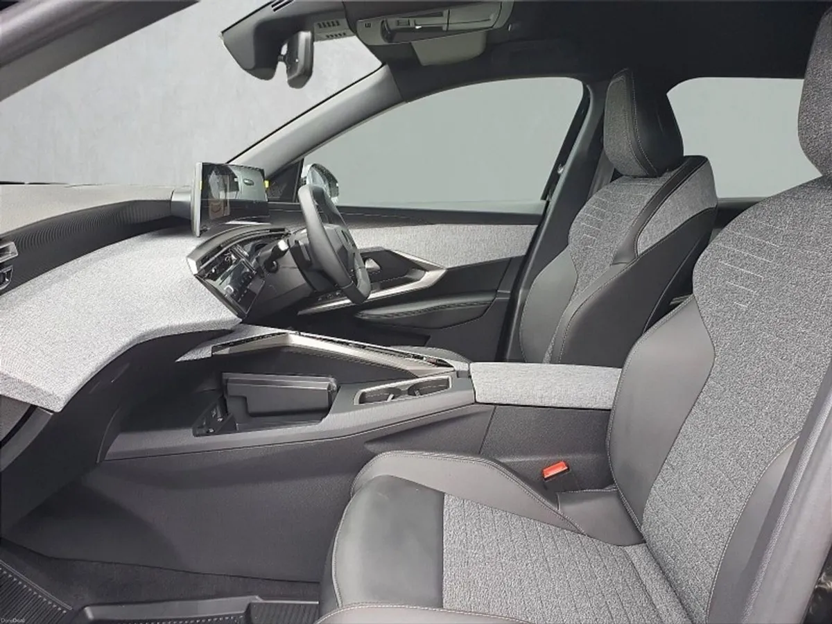 Peugeot 5008 DIRECTORS CAR** 1.2 MHEV 145BHP ** AL - Image 6