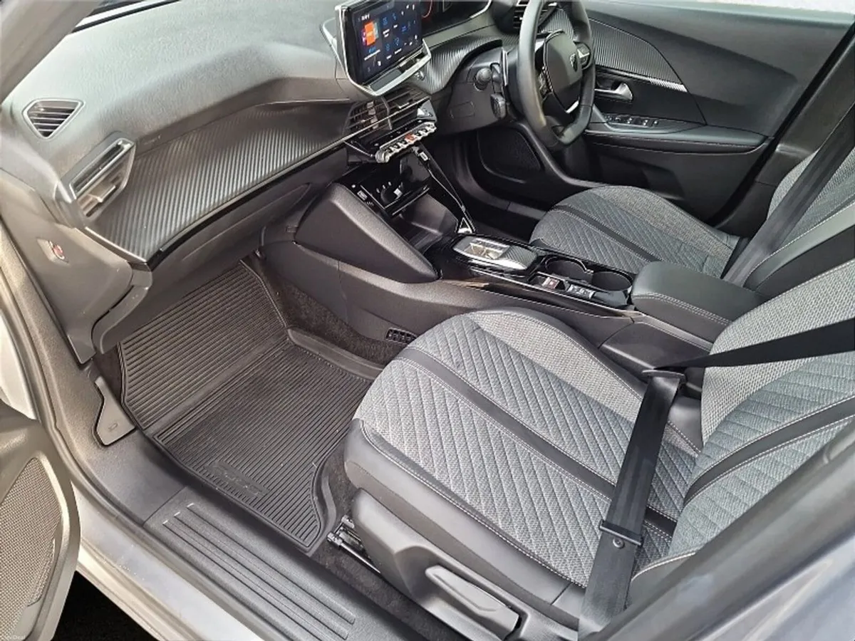 Peugeot 2008 ** DEMO HYBRID ** PREMIUM FEATURES ** - Image 6