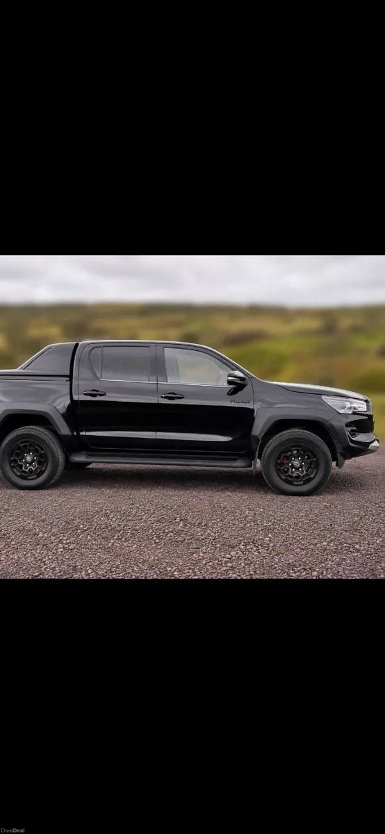 Toyota Hilux 2.8 GR Sport II 2025 - Image 2