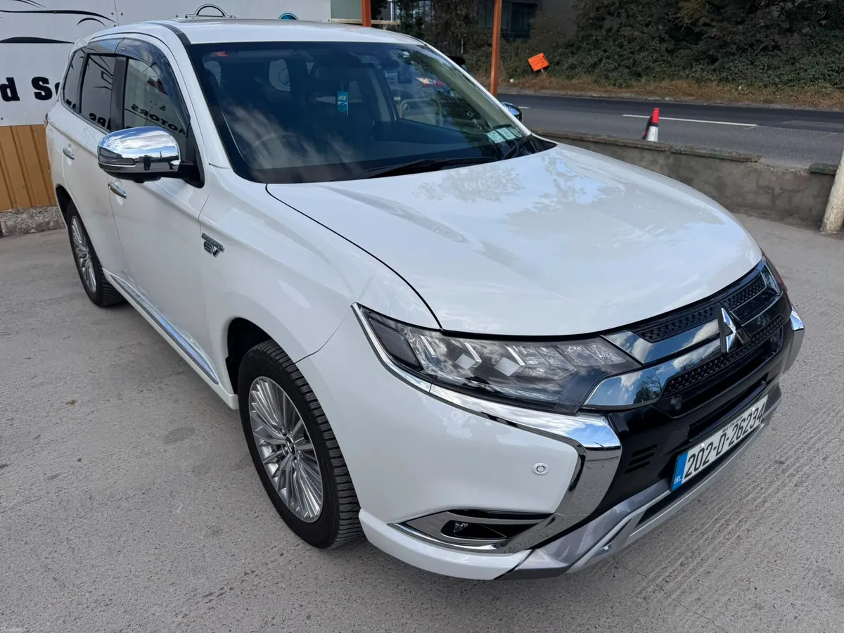 202 Mitsubishi Outlander 2.4L Plug-in EV Intense - Image 4