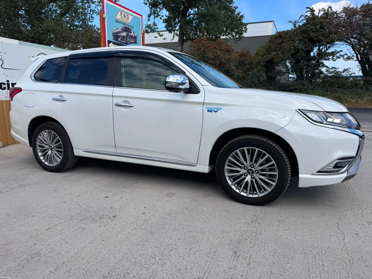 202 Mitsubishi Outlander 2.4L Plug-in EV Intense - Image 5