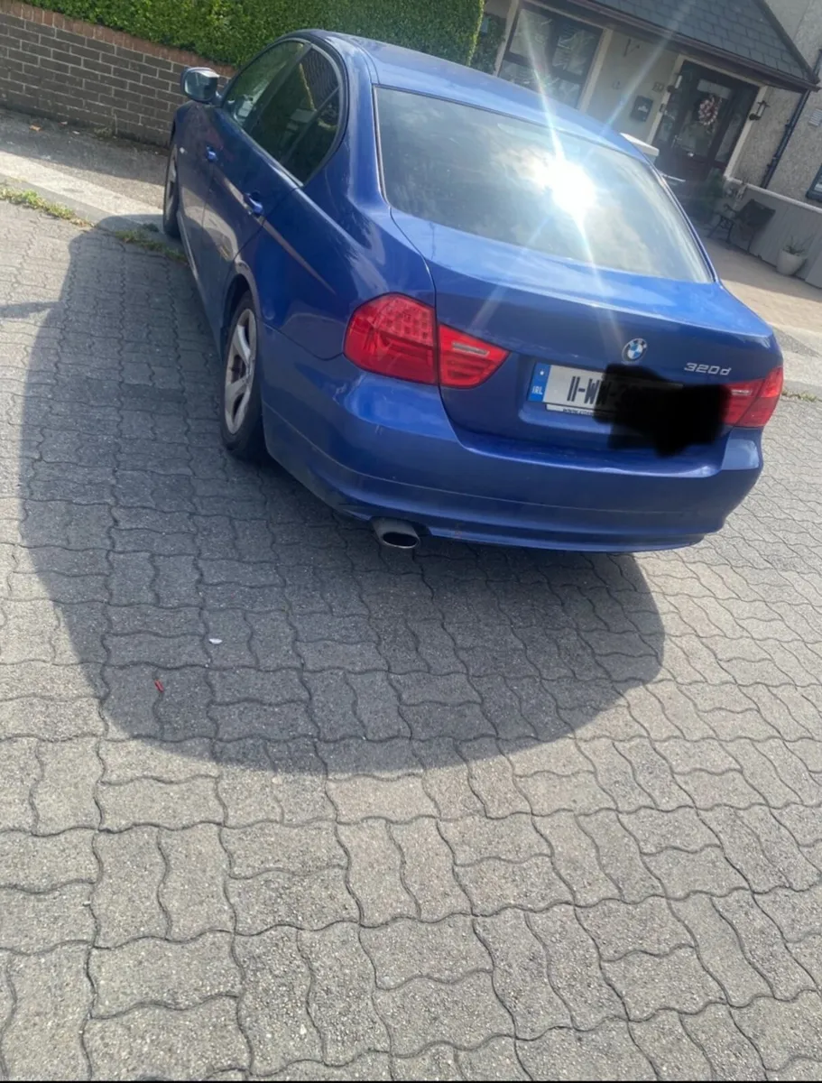 BMW 3-Series 2011 - Image 2