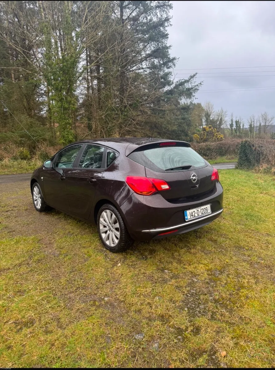 Opel Astra 2014 - Image 2