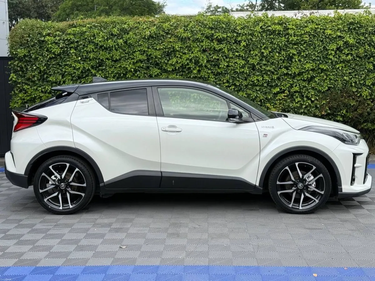 Toyota C-HR GR 1.8 HYBRID AUTO // 360 PARKING CAME - Image 2