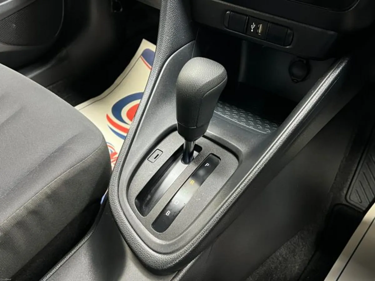 Toyota Yaris 1.5 HYBRID X Automatic, Reversing cam - Image 4