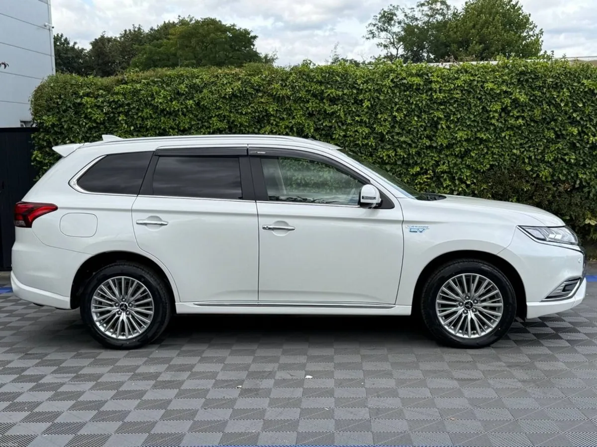 Mitsubishi Outlander 4WD 2.4 HYBRID // TILT & SLID - Image 3