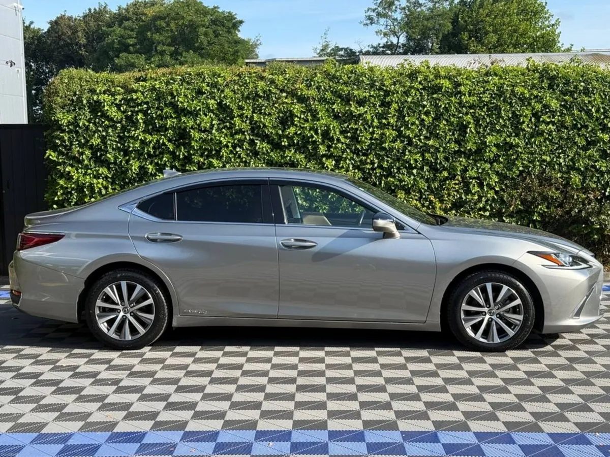 Lexus ES ES300H LUXURY 2.5 HYBRID AUTO ** HUGE SPE - Image 3