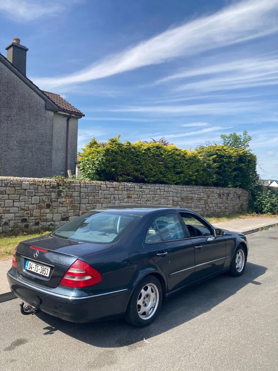 Mercedes-Benz E-Class 2004 - Image 4