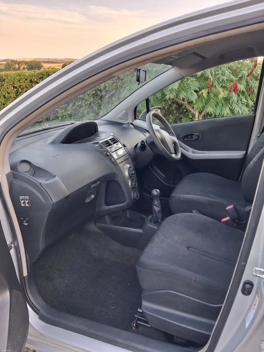 VERY CLEAN  2010 TOYOTA YARIS - Image 5