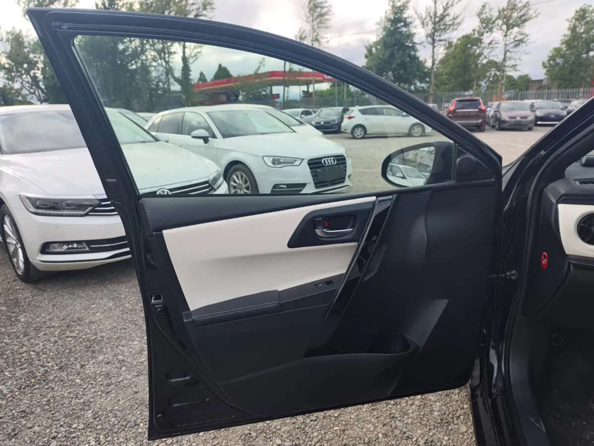 Toyota Auris 1.8L Petrol- HYBRID G PACKAGE (4178) - Image 4