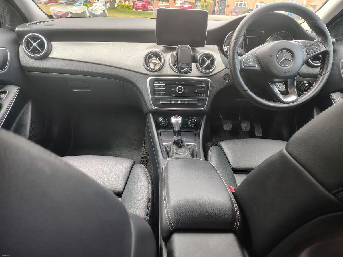 Mercedes-Benz GLA 2016 - Image 2
