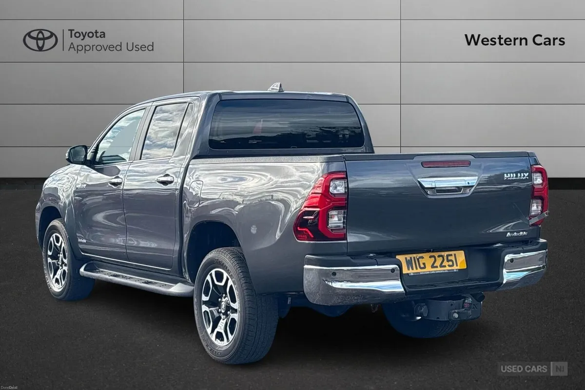Toyota Hilux 2.8 D-4D Invincible Auto 4WD Euro 6 ( - Image 6