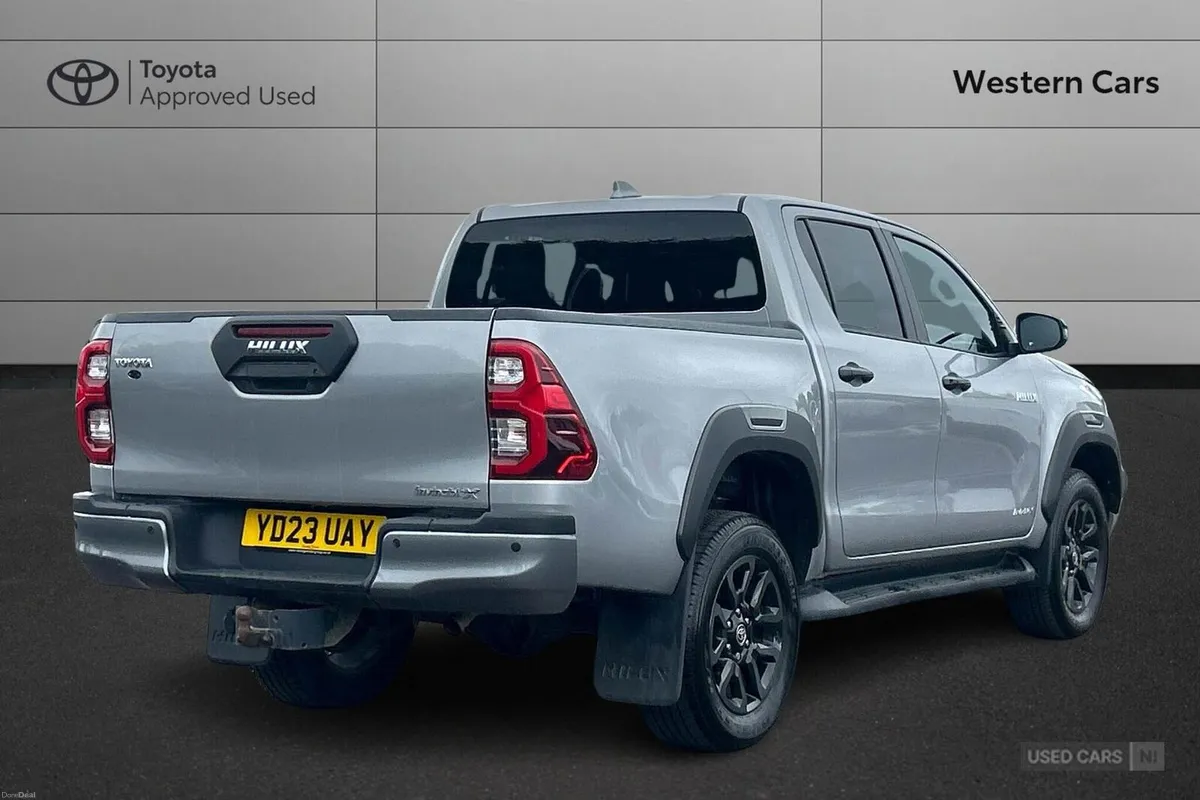 Toyota Hilux 2.8 D-4D Invincible X Auto 4WD Euro 6 - Image 2