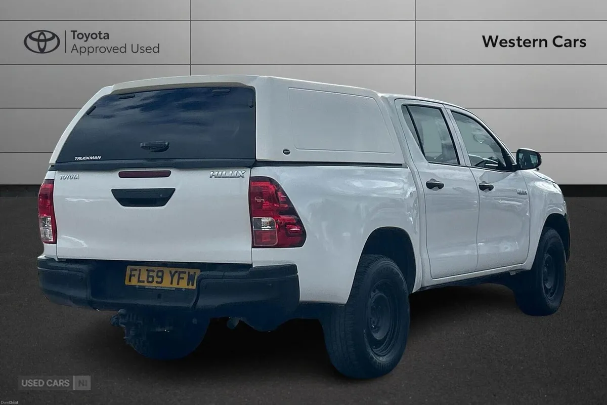 Toyota Hilux 2.4 D-4D Active 4WD Euro 6 4dr (3.5t) - Image 2