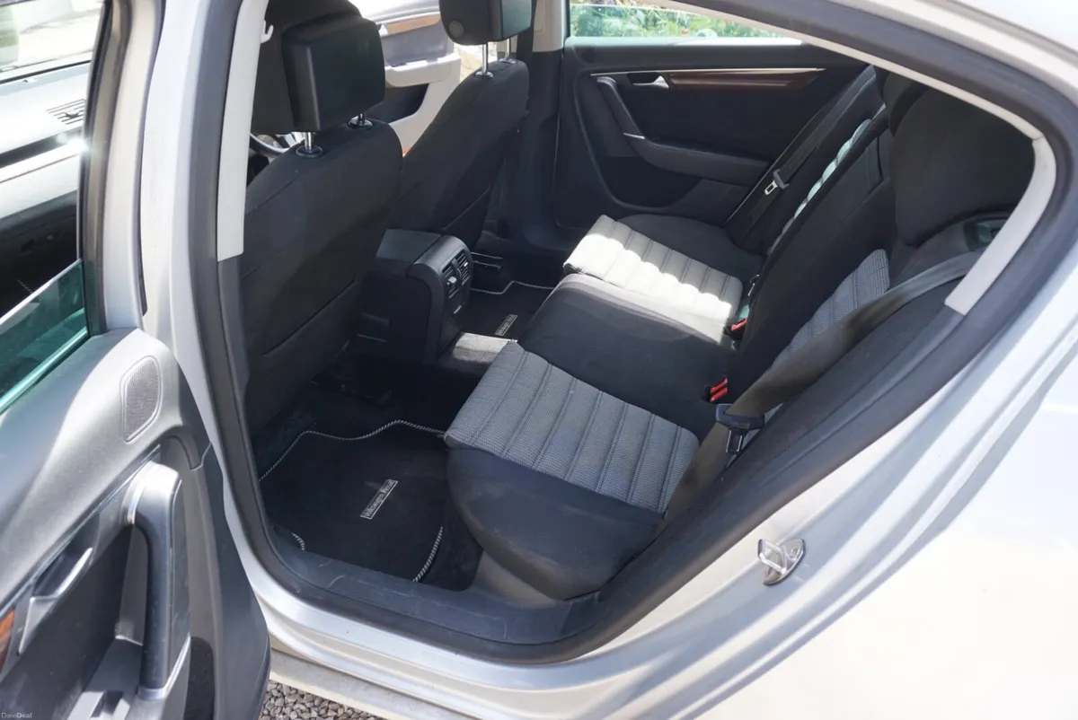 Volkswagen Passat 2012 - Image 2