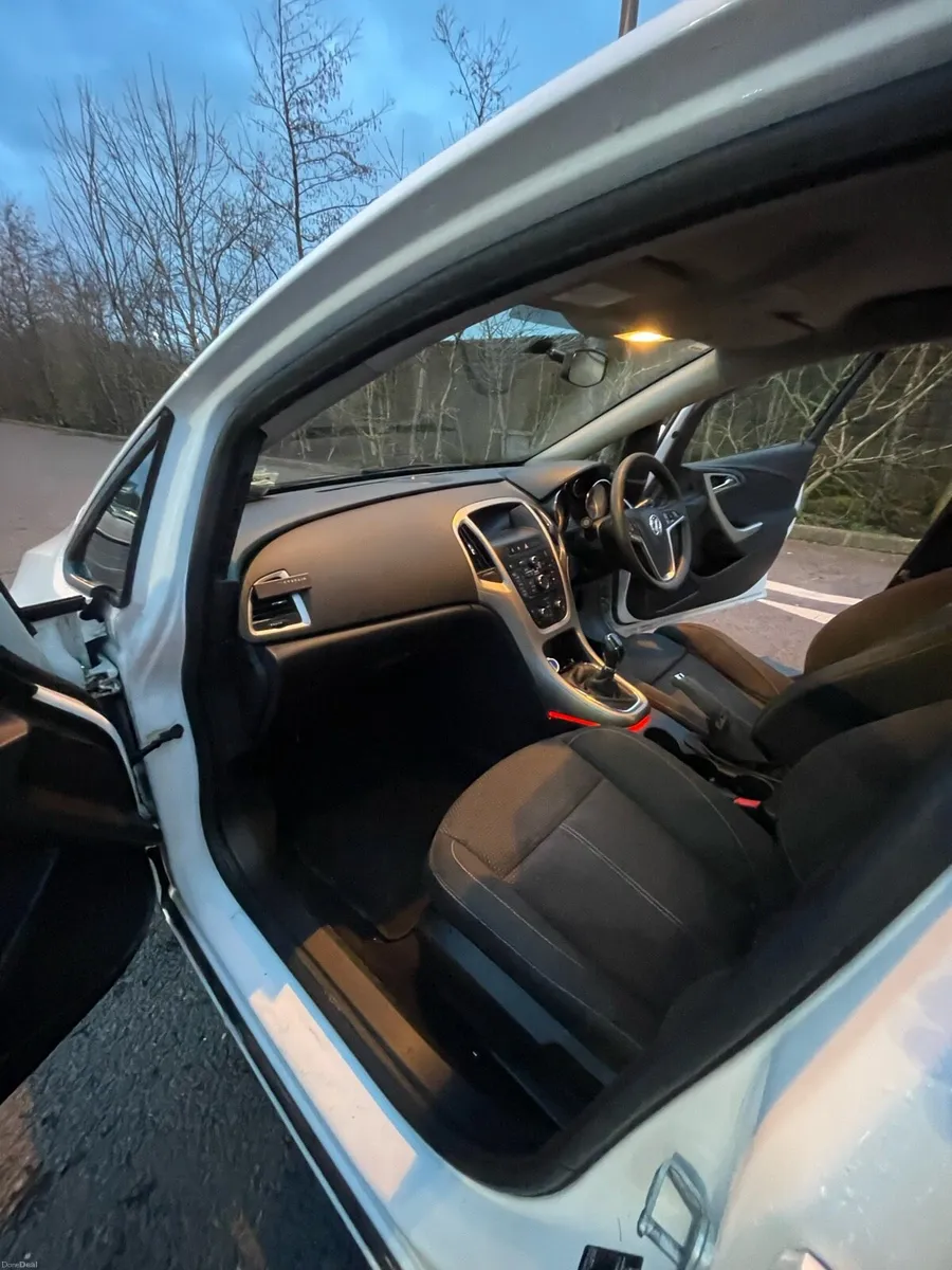 2012 Vauxhall Astra 1.7 Diesel White - Image 5
