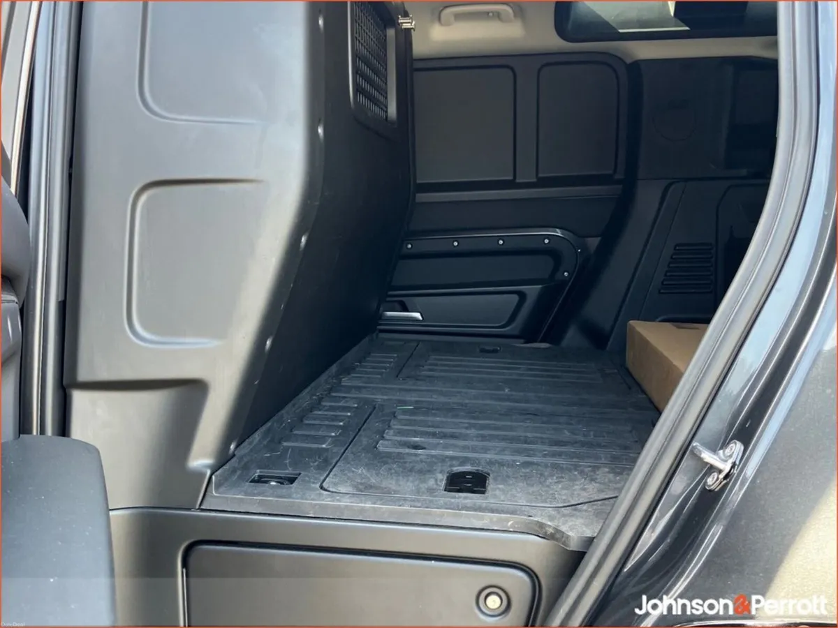 Land Rover Defender DEFENDER 110 3.0 D SE HARD TOP - Image 5