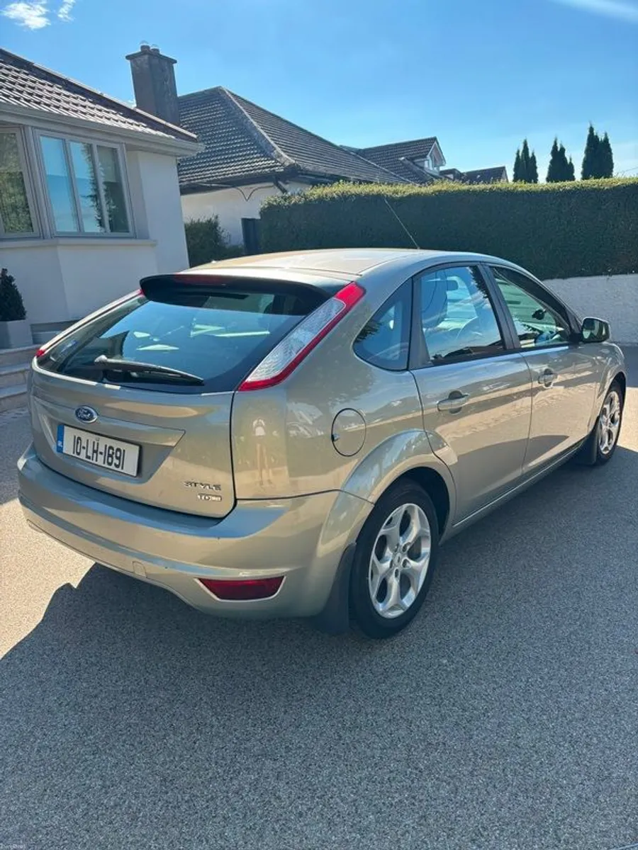 2010 Ford Focus - Image 2