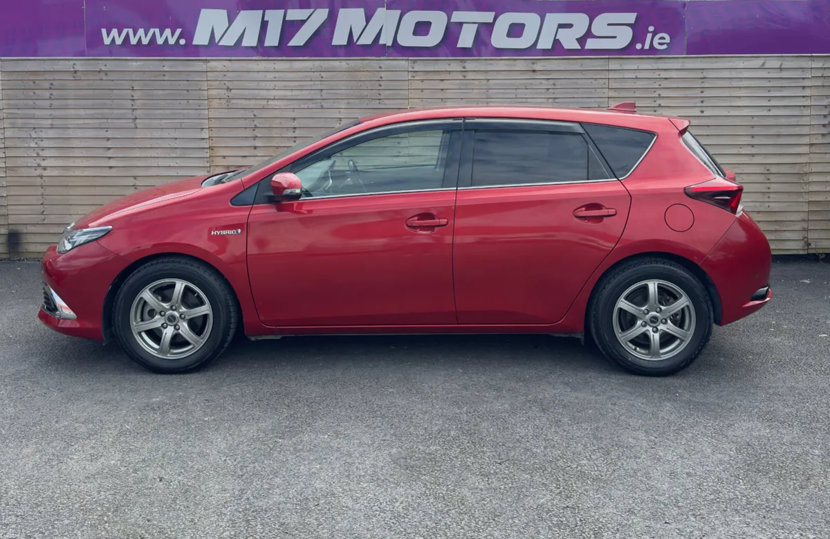 2017 Toyota Auris, 1.8 Petrol Hybrid, Auto - Image 4