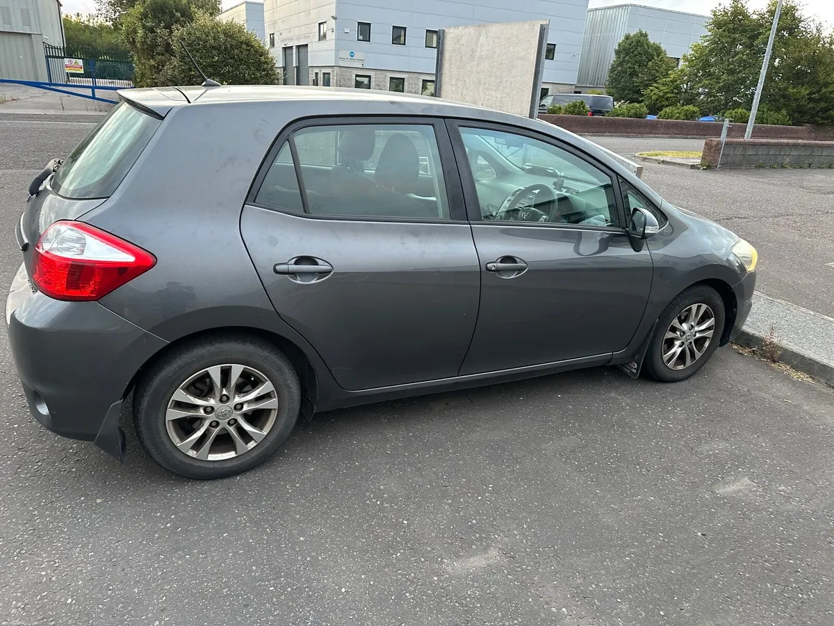 Toyota Auris 2012 - Image 2