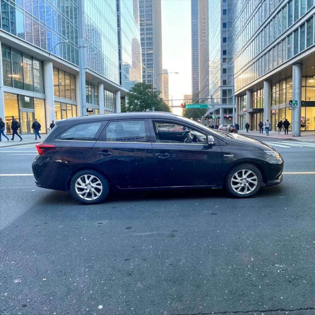 2018 Toyota Auris Hybrid Luna Touring Sports - Image 4