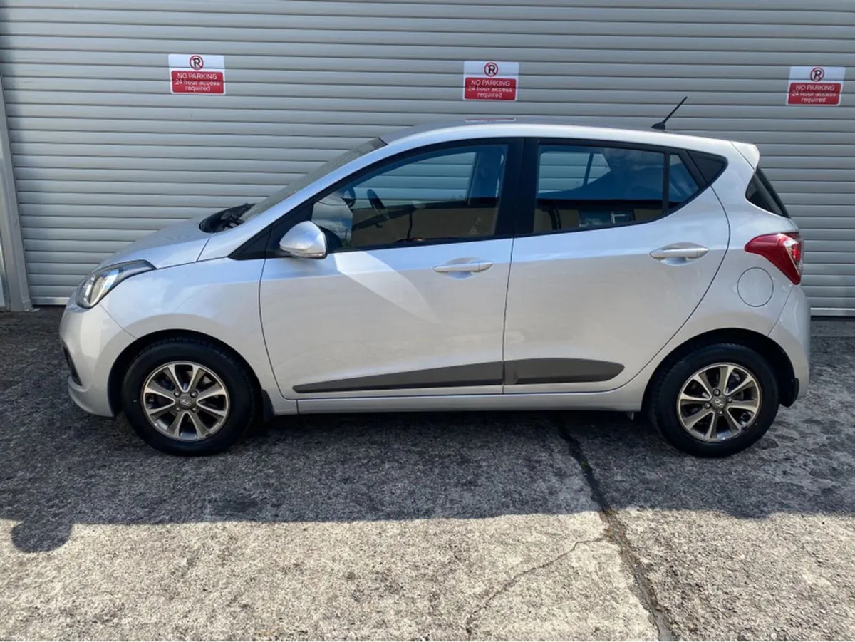 Hyundai i10 DELUXE AUTO Only 30,000kms ! @Waltons - Image 3