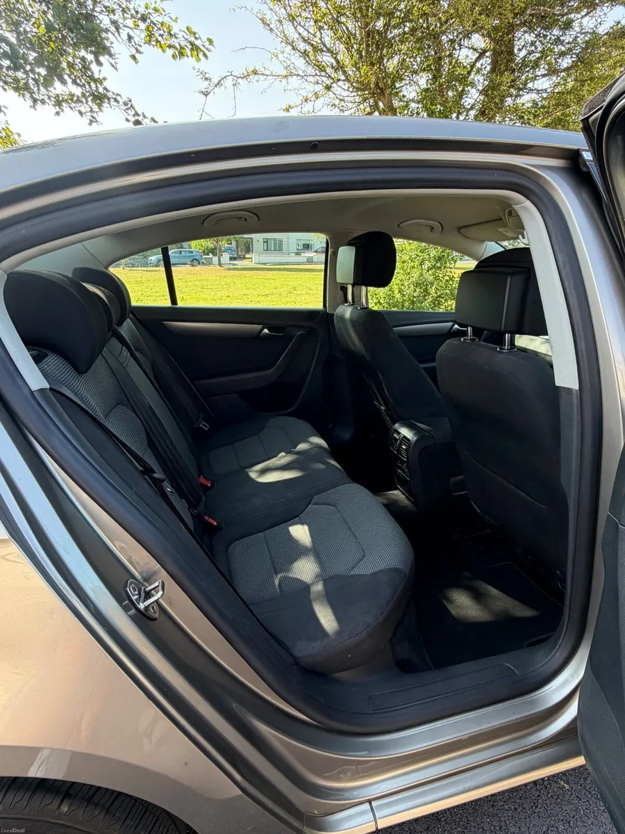 Volkswagen Passat 2013 - Image 2