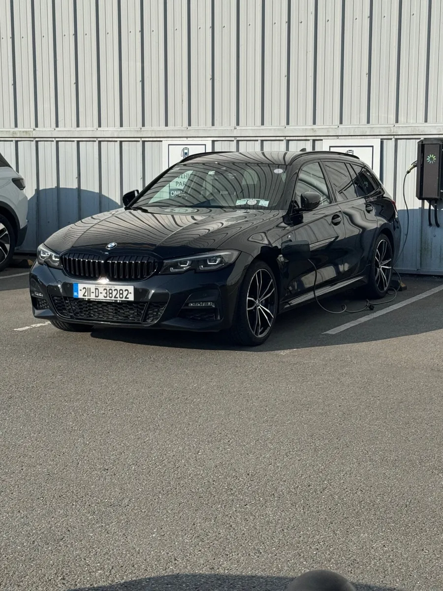 BMW 330e X Drive Touring - Image 2