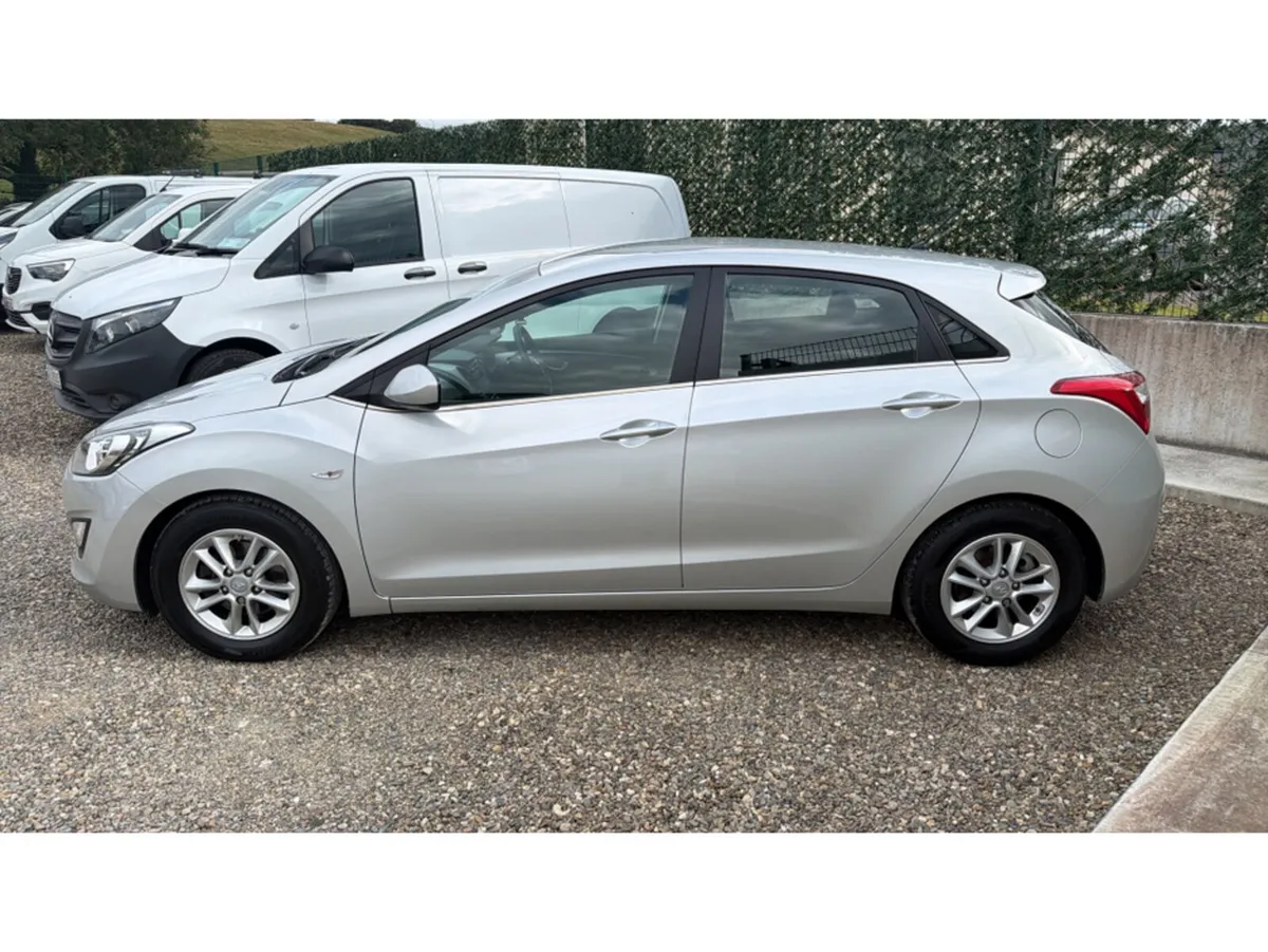 Hyundai i30 1.6CRDI SE 110PS 5DR - Image 3