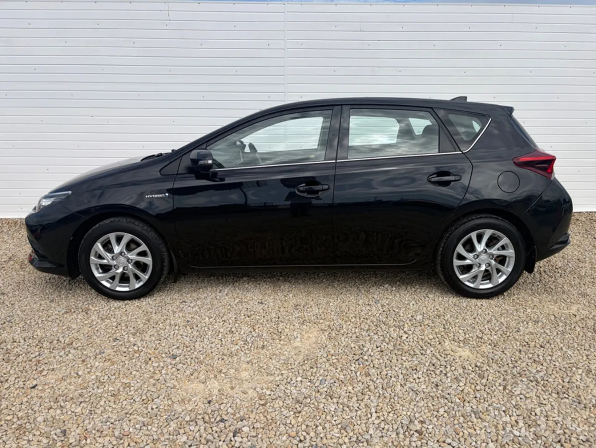 Toyota Auris 1.8 HYBRID LUNA 4DR AUTO - Image 4