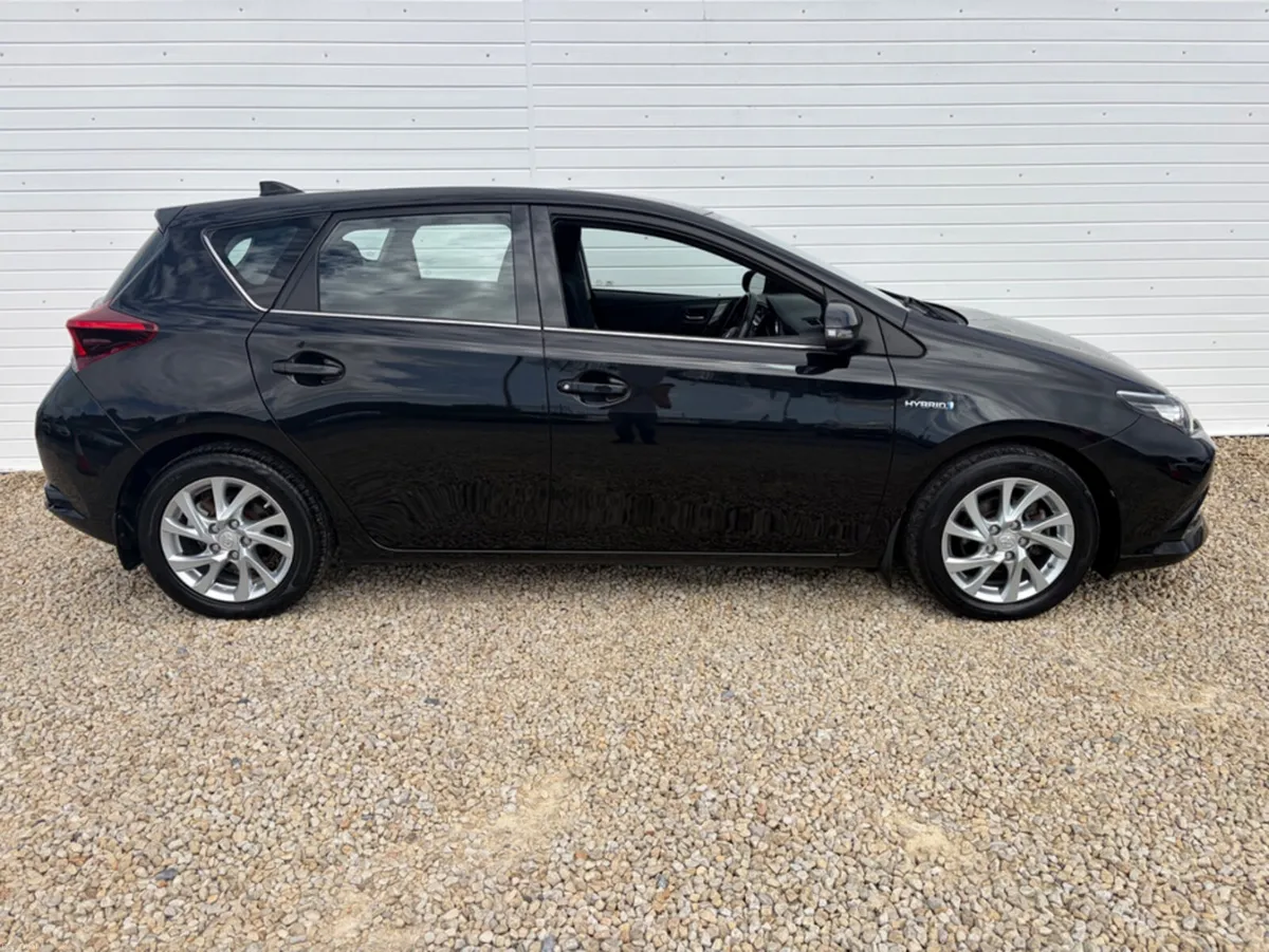 Toyota Auris 1.8 HYBRID LUNA 4DR AUTO - Image 6