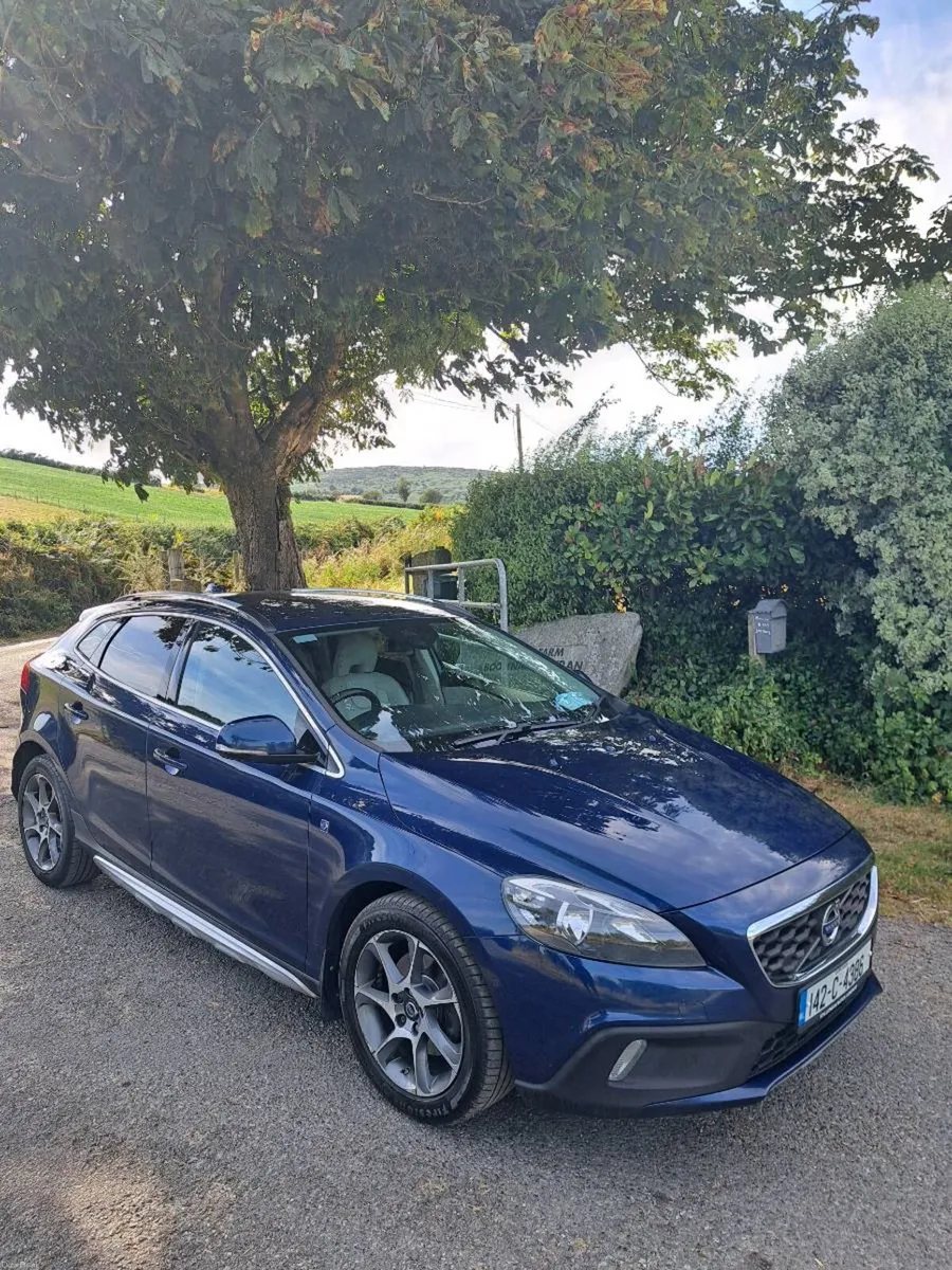 142 Volvo V40 Cross Country Auto - Image 1