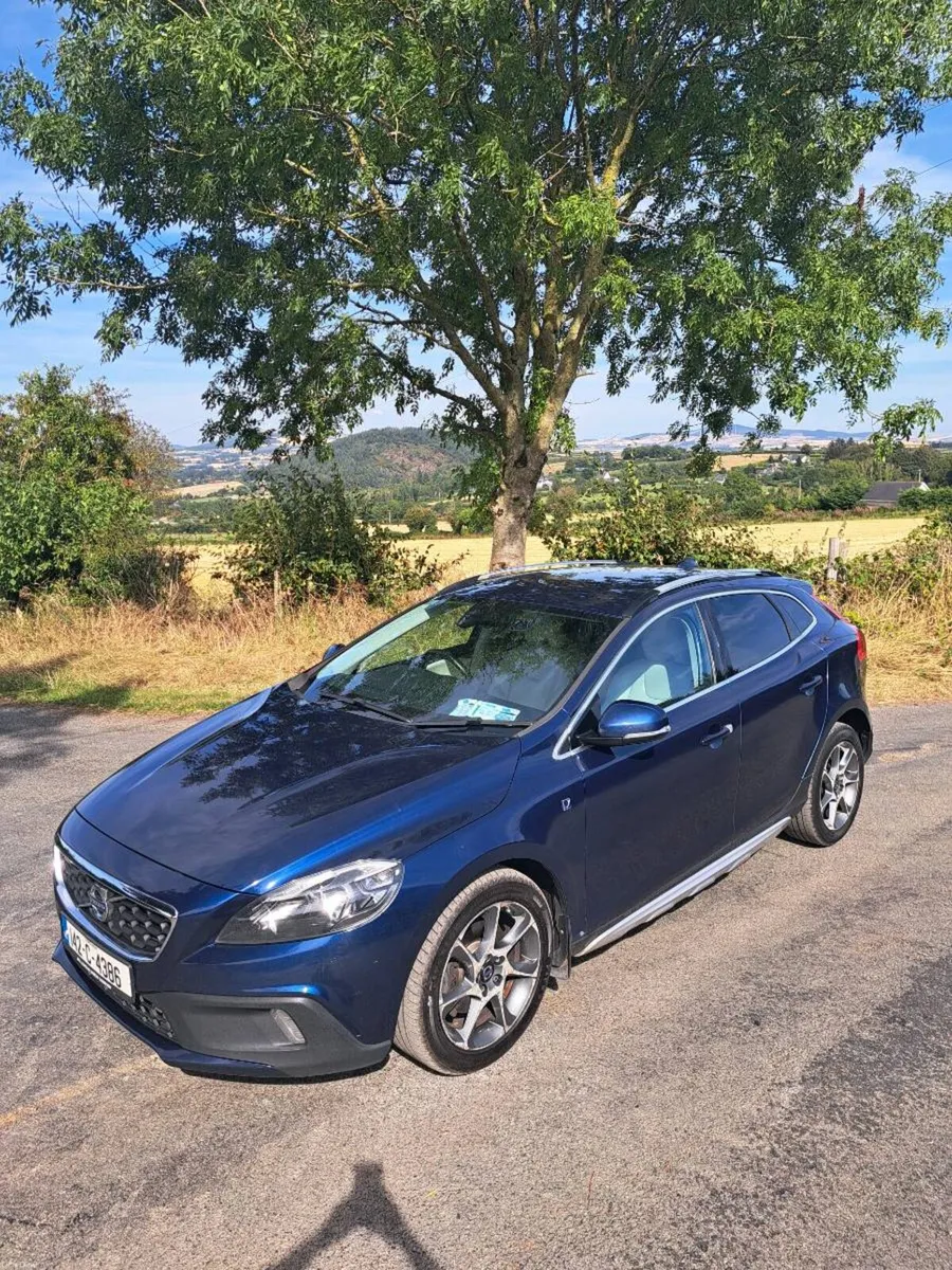 142 Volvo V40 Cross Country Auto - Image 2