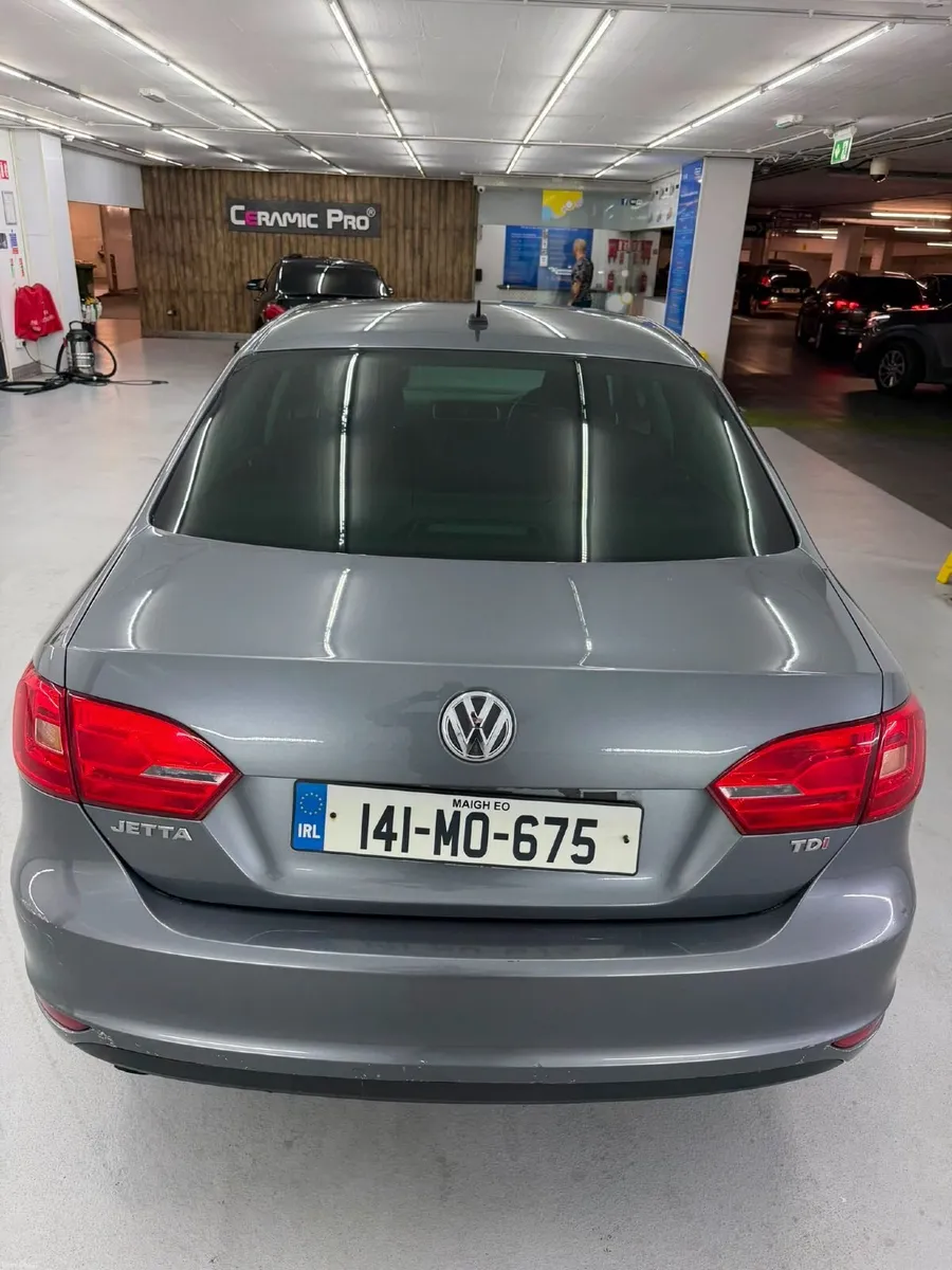 Volkswagen Jetta 2014 - Image 2