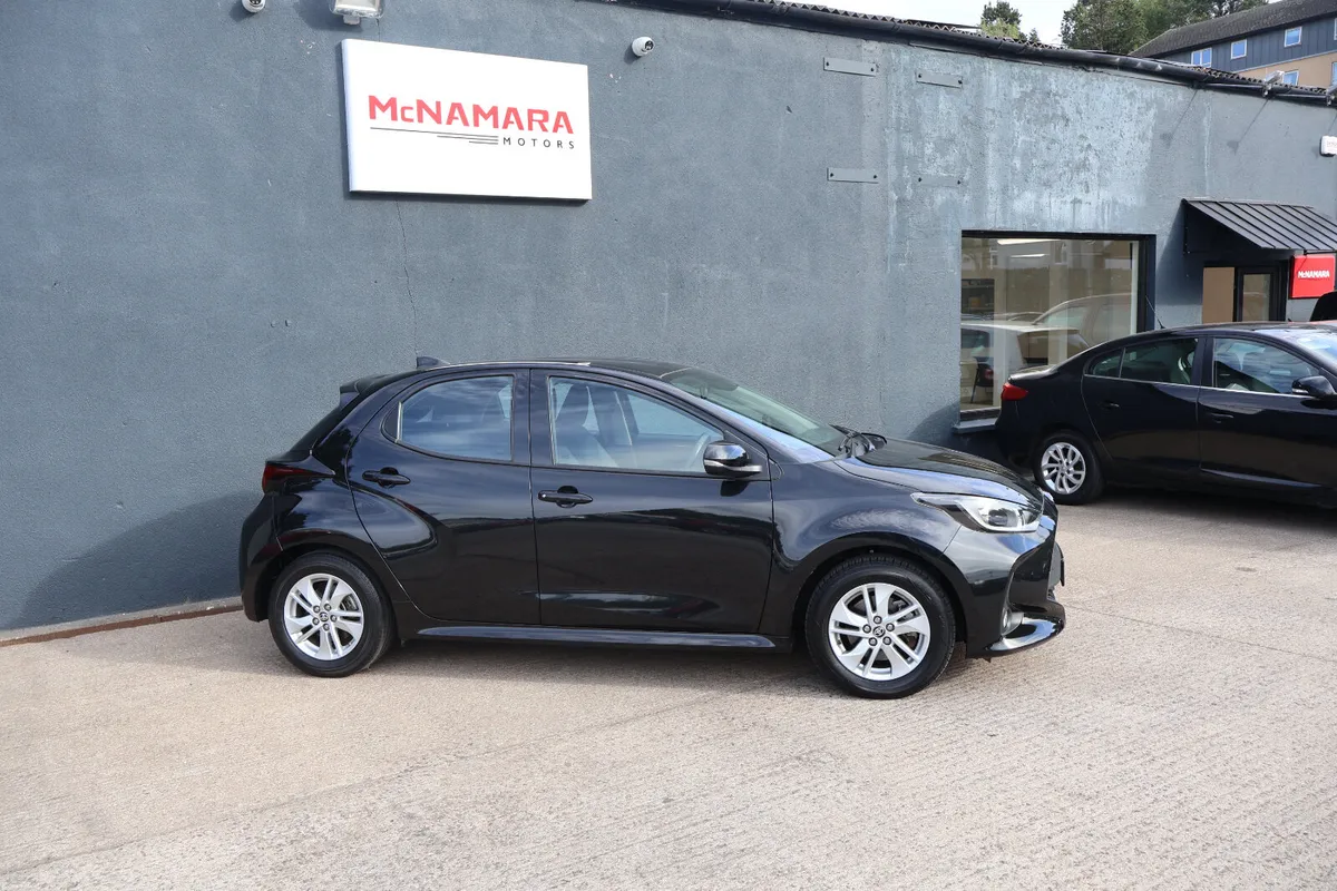 Toyota Yaris Hybrid Luna Irish Car Mint Condition! - Image 2