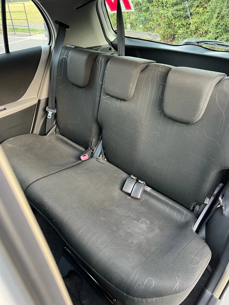 2010 Toyota Yaris - Image 6