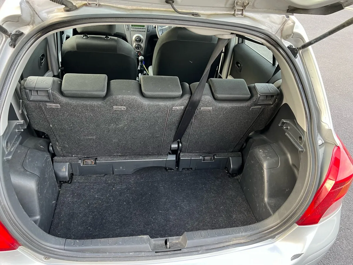 2010 Toyota Yaris - Image 5