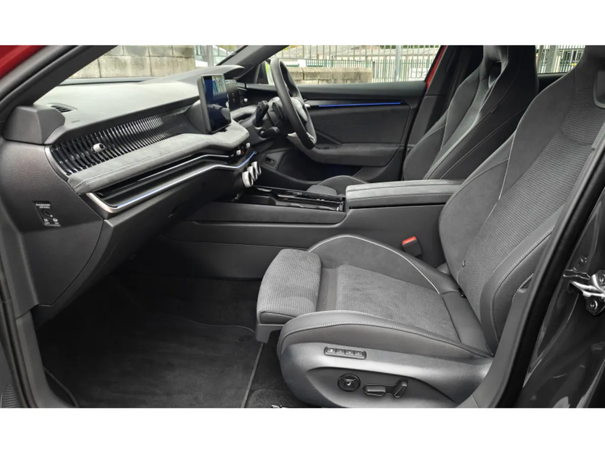 Skoda Superb DSG SPORTLINE - LOW MILEAGE - FACTORY - Image 6