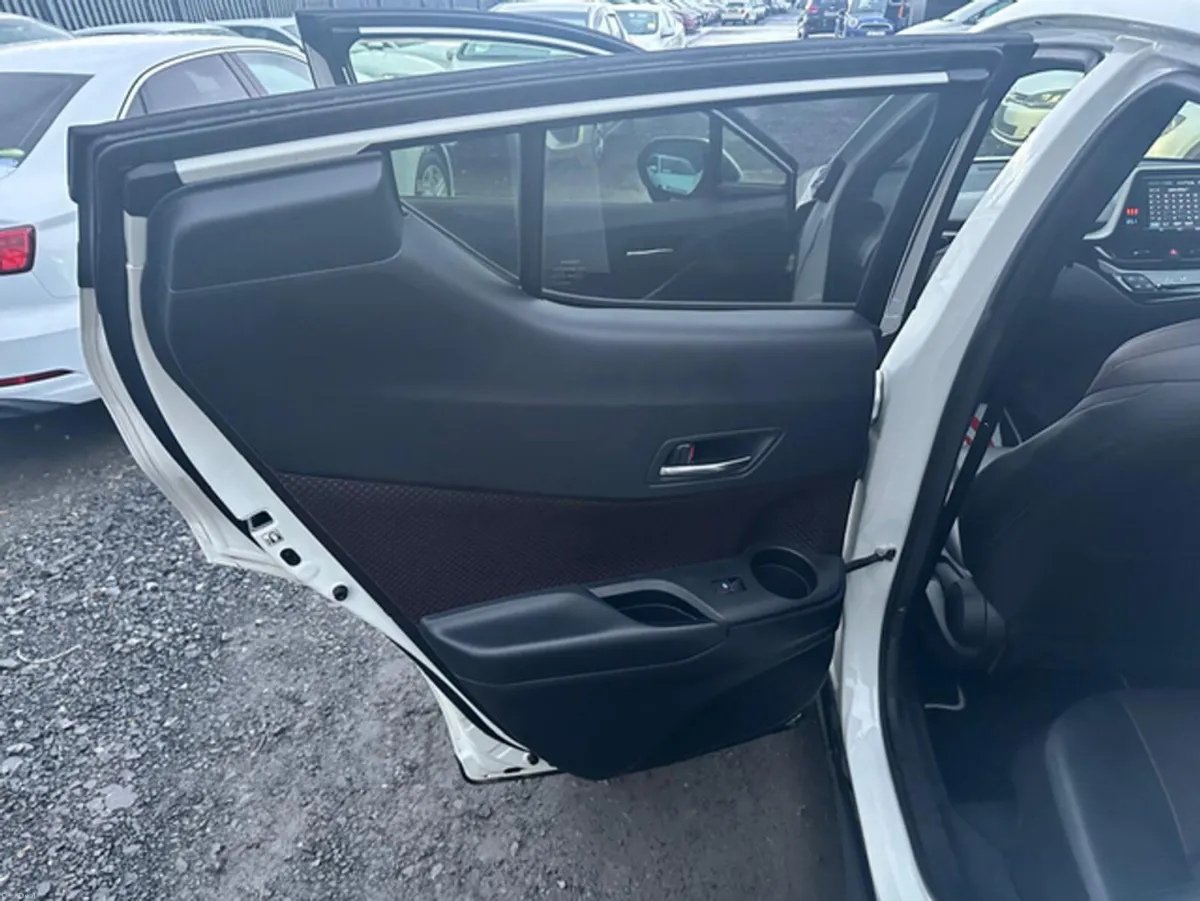Toyota C-HR GLED EDITION -1.8L Petrol Hybrid - Aut - Image 6