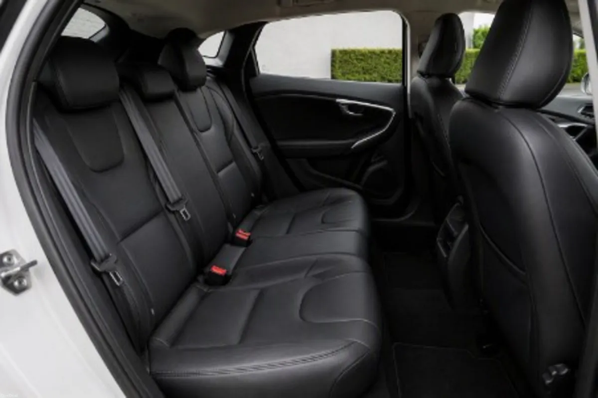 2014 VOLVO V40 T4 Automatic | Only 55,000 KM - Image 3