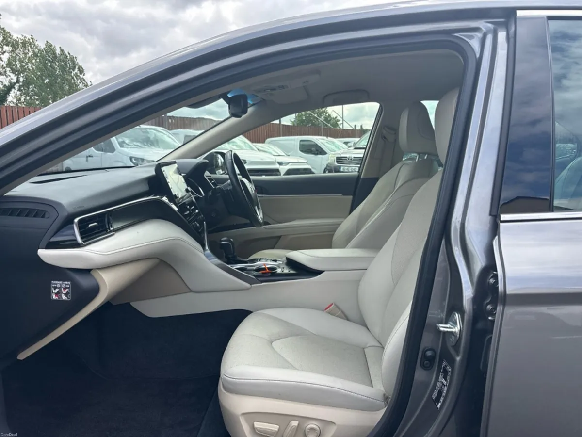 Toyota Camry PLATINUM EDITION 4 4DR AUTO - Image 6