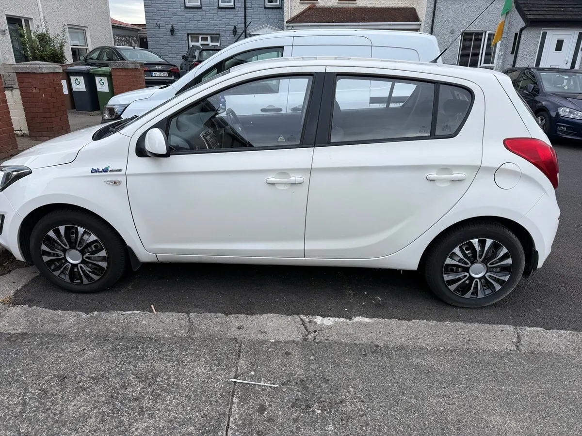 White Hyundai i20 2014 - Image 2