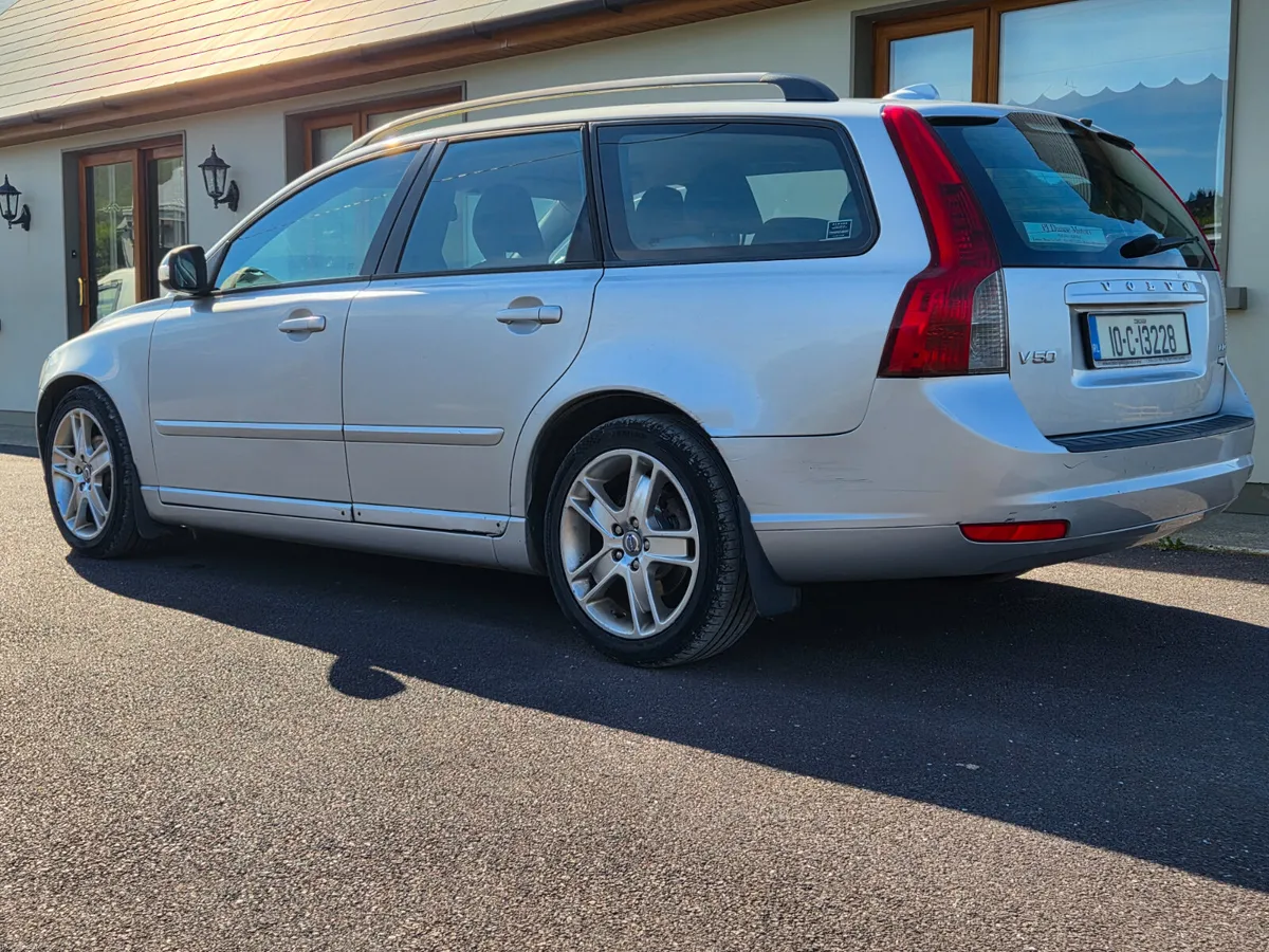 Volvo V50 2010 - Image 2