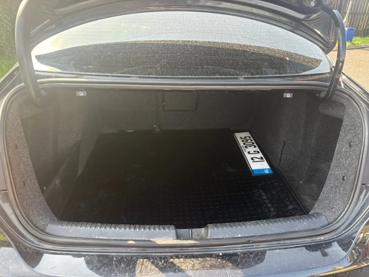 Volkswagen Jetta 2012 - Image 2
