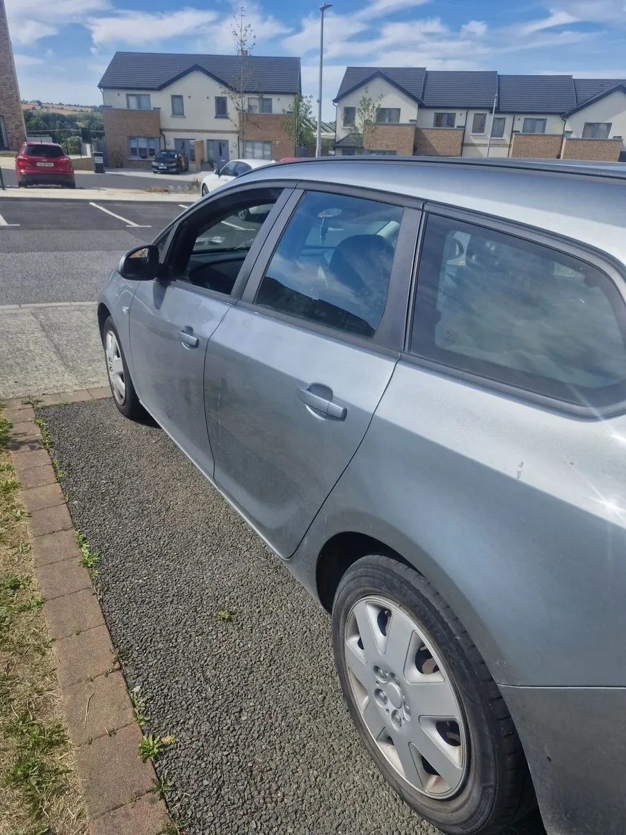Opel Astra 2011 - Image 2