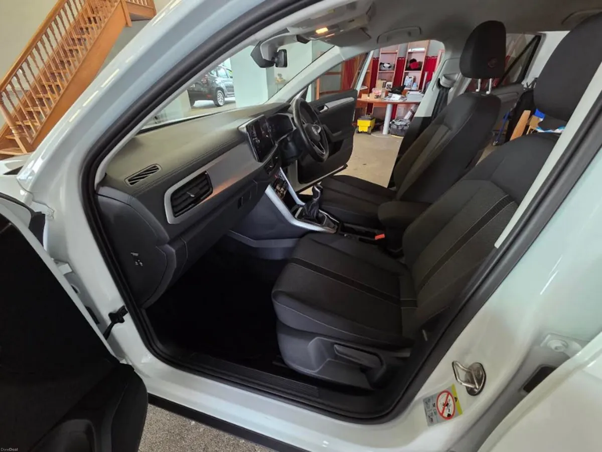 Volkswagen T-Roc LIFE 1.0 TSI MANUAL 6SPEED FWD 11 - Image 6