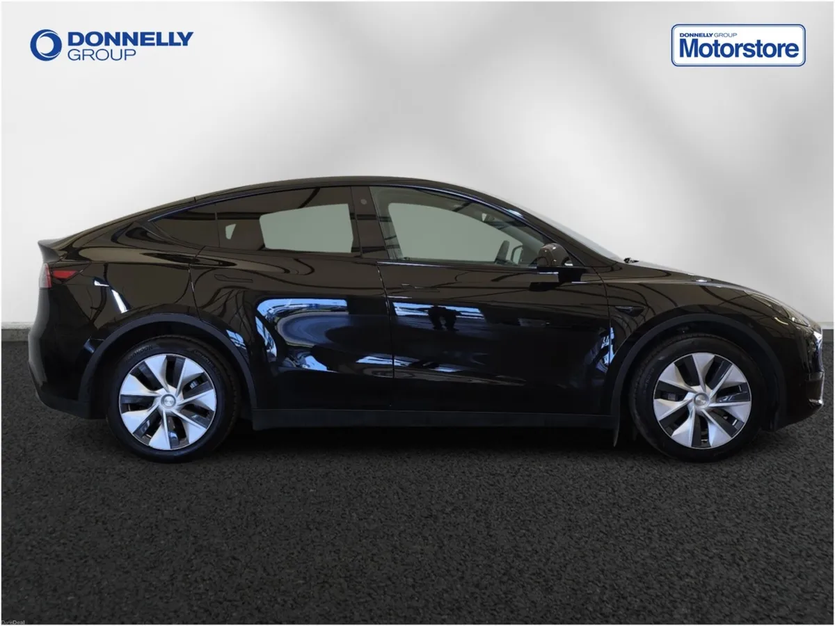 Tesla Model Y Hatchback Long Range - Image 3