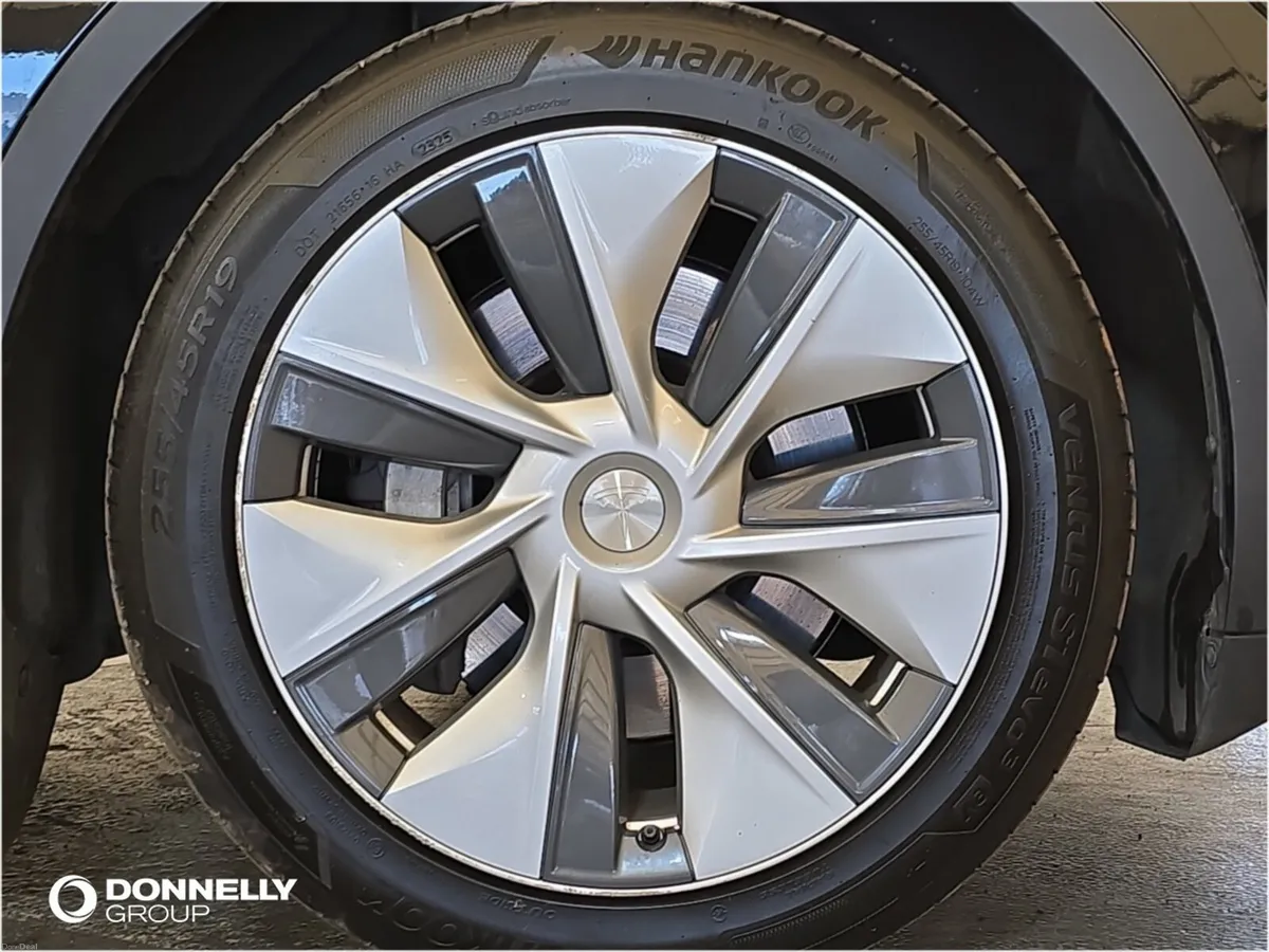Tesla Model Y Hatchback Long Range - Image 5