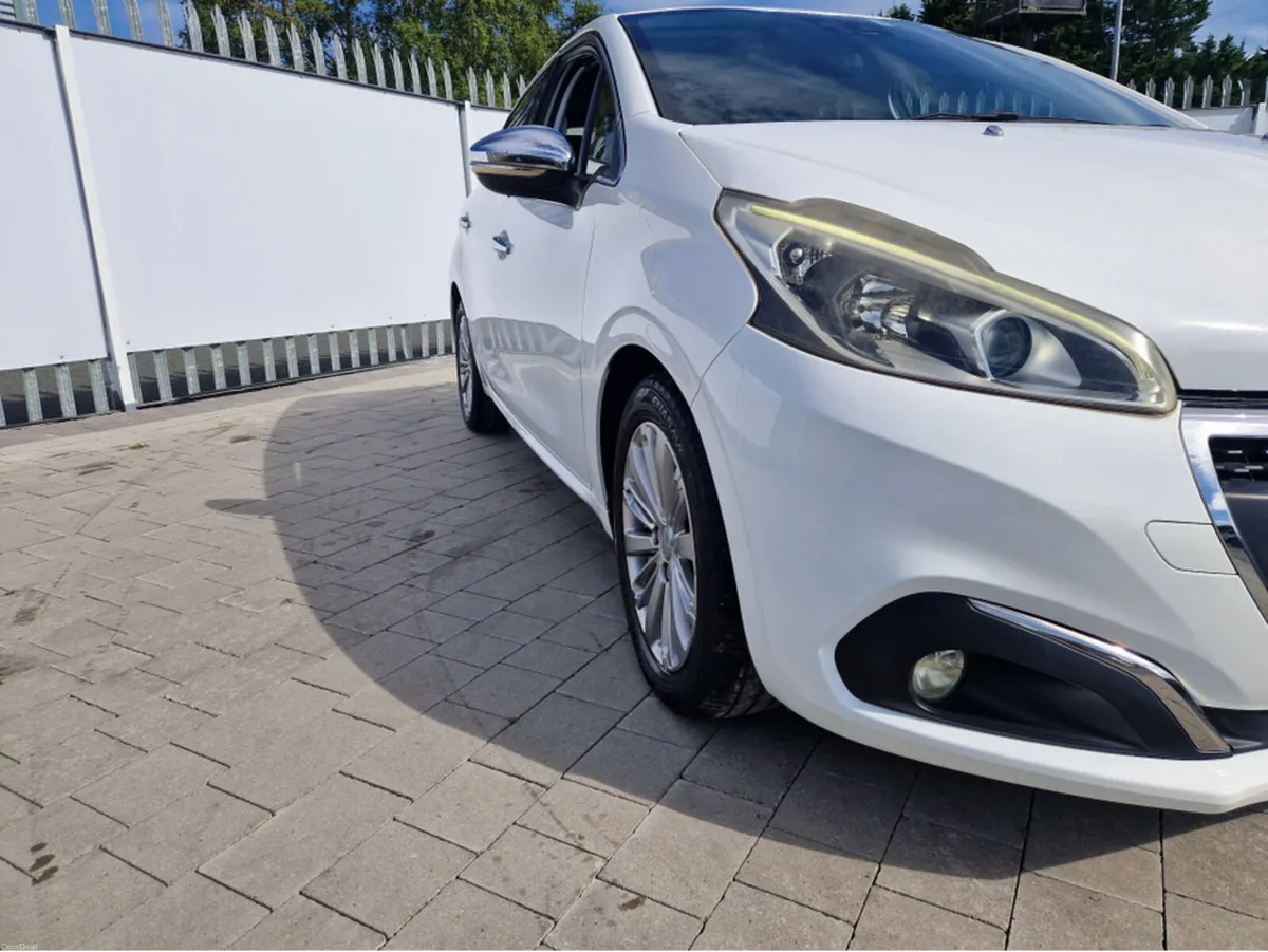 Peugeot 208 1.2 AUTO TOP SPEC - Image 2